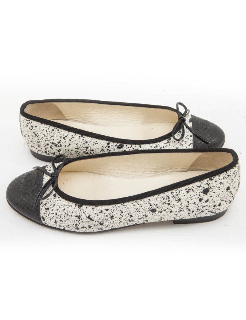 Ballerines CHANEL T 38.5 effet galuchat noir et blanc