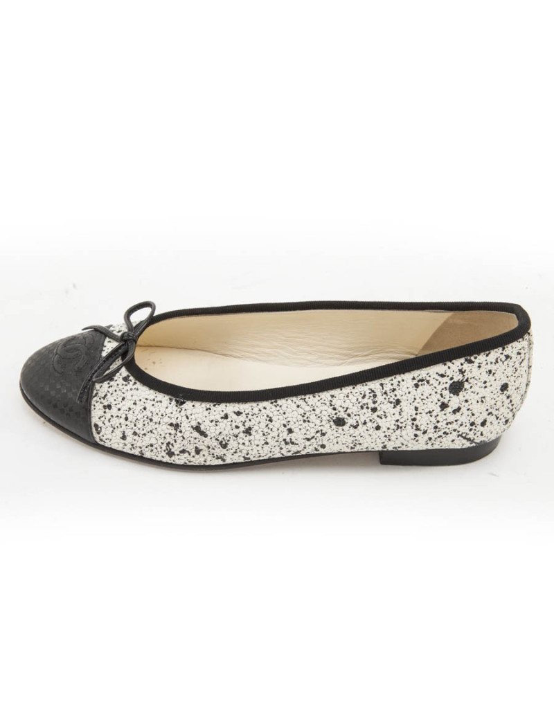 Ballerines CHANEL T 38.5 effet galuchat noir et blanc