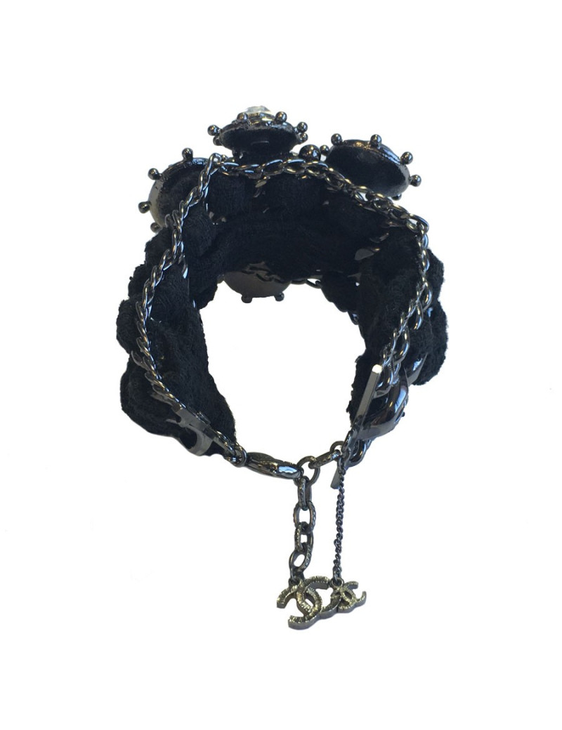 Manchette CHANEL "Paris-Edimbourg" en tweed noir, chaînes, perles et strass 