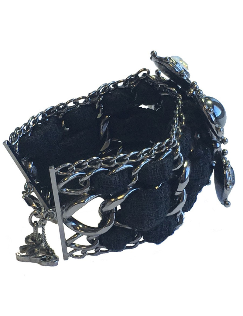 Manchette CHANEL "Paris-Edimbourg" en tweed noir, chaînes, perles et strass 
