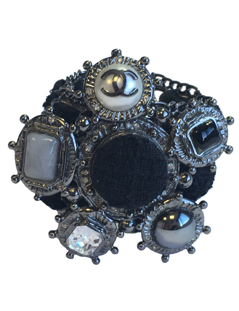 Manchette CHANEL "Paris-Edimbourg" en tweed noir, chaînes, perles et strass 