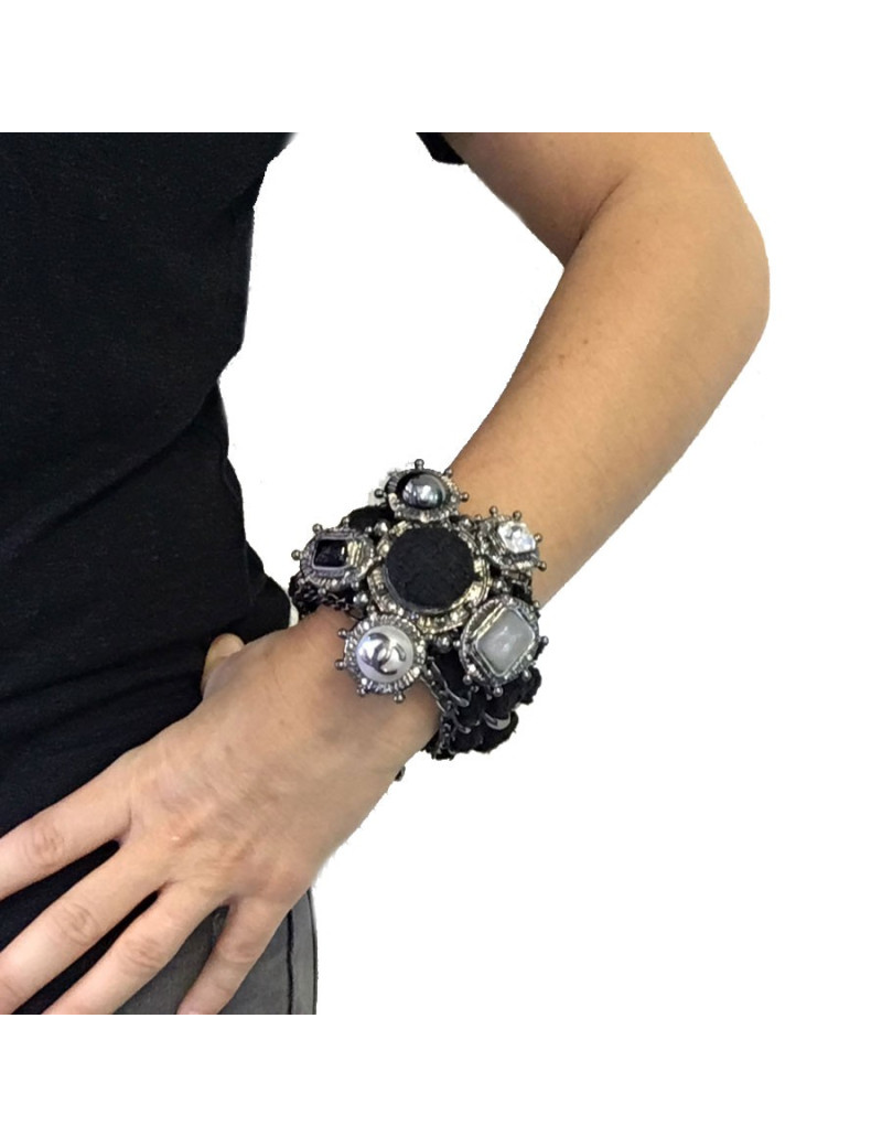 Manchette CHANEL "Paris-Edimbourg" en tweed noir, chaînes, perles et strass 