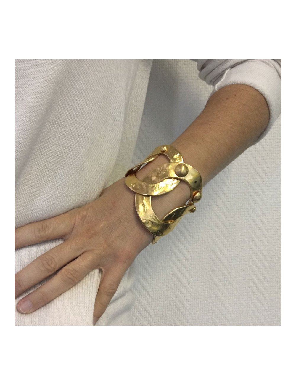 xxx Bracelet LOUIS VUITTON anneaux en métal plaqué or martelé