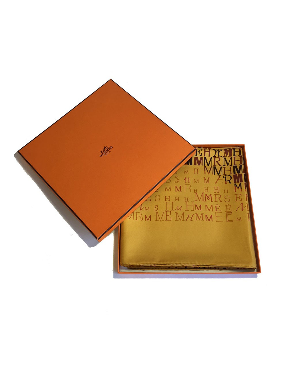 Carré HERMES "Cheval de Caractère" en soie ocre