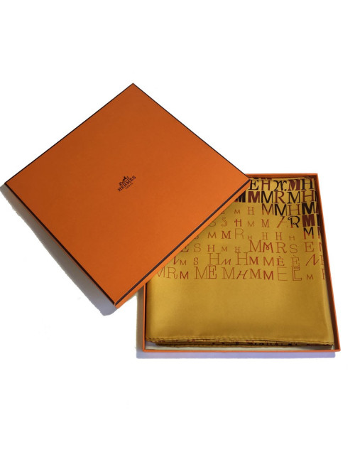 Carré HERMES "Cheval de Caractère" en soie ocre