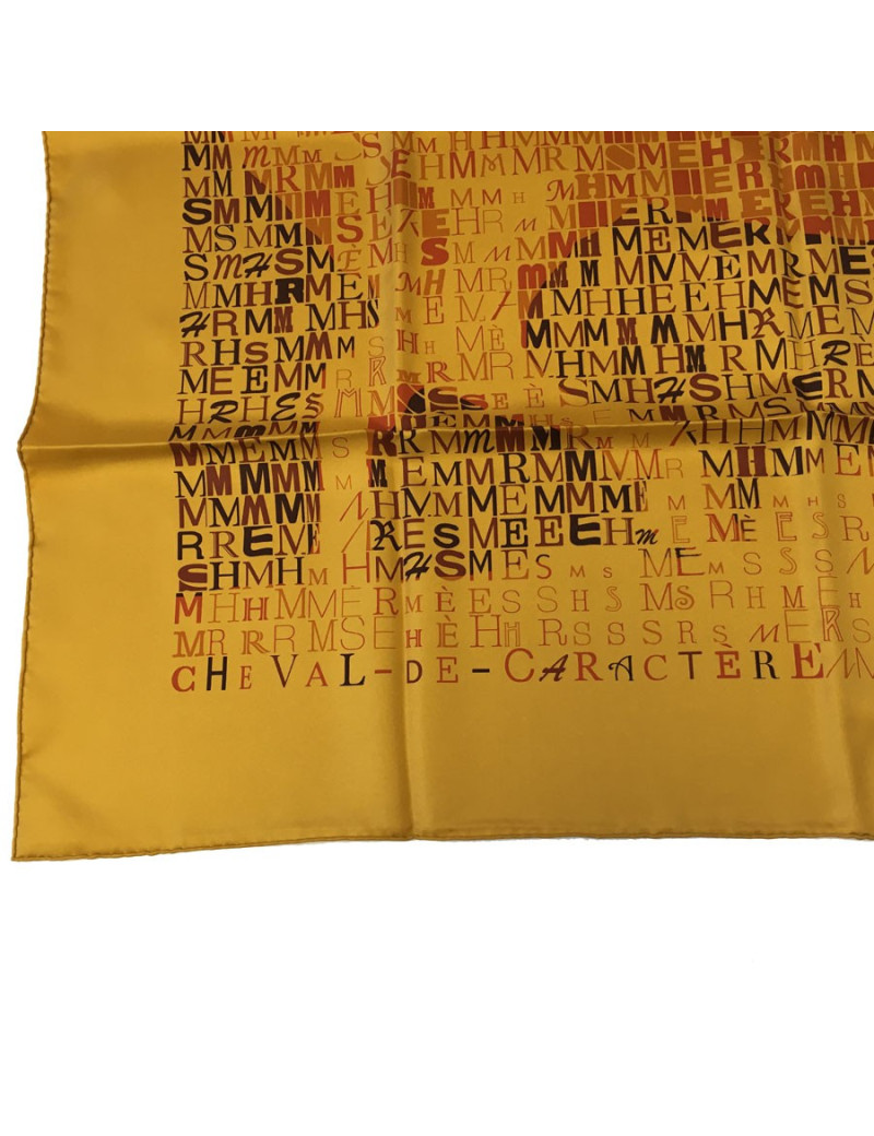 Carré HERMES "Cheval de Caractère" en soie ocre