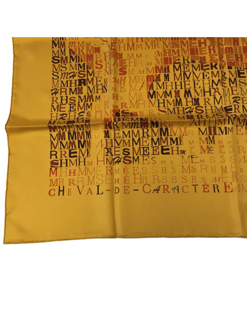 Carré HERMES "Cheval de Caractère" en soie ocre