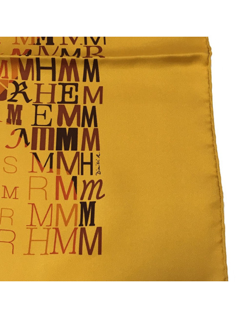 Carré HERMES "Cheval de Caractère" en soie ocre