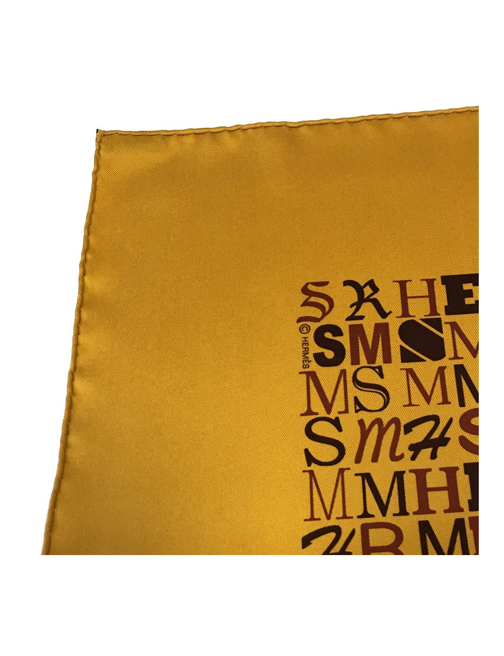 Carré HERMES "Cheval de Caractère" en soie ocre