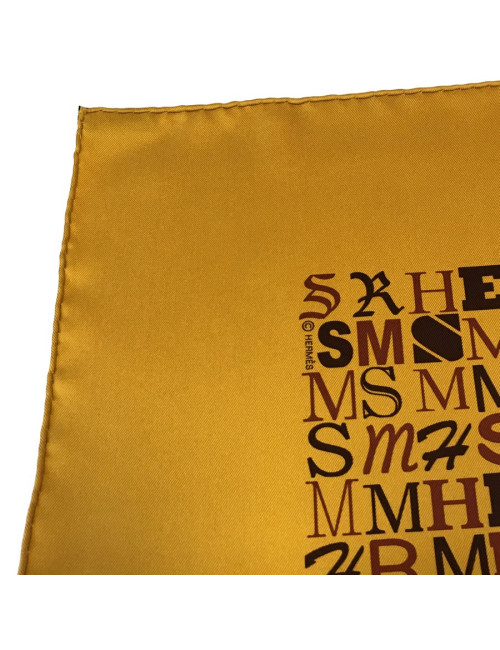 Carré HERMES "Cheval de Caractère" en soie ocre