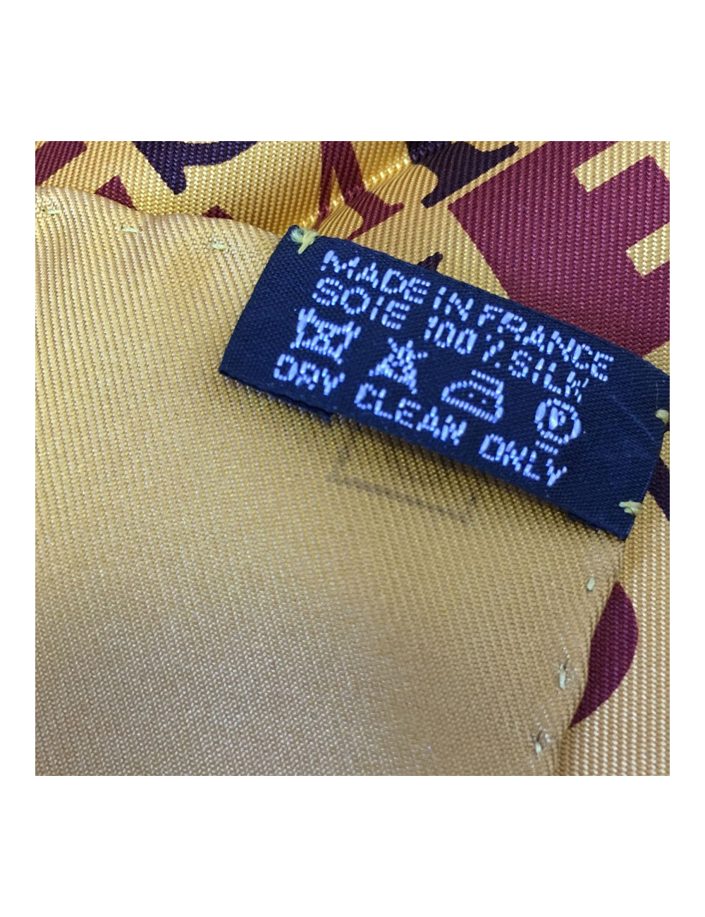 Carré HERMES "Cheval de Caractère" en soie ocre