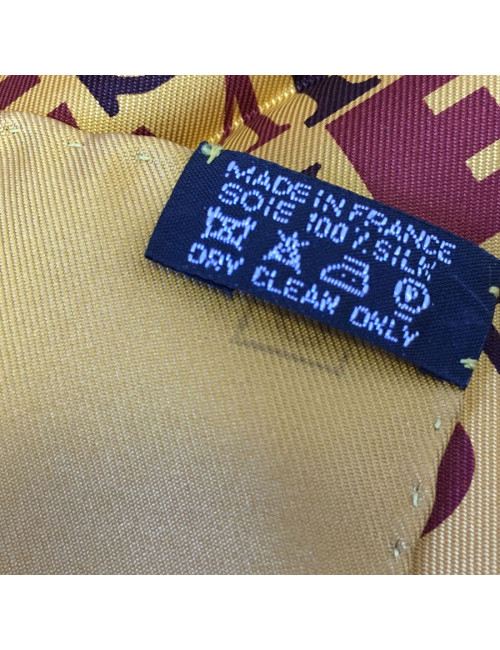 Carré HERMES "Cheval de Caractère" en soie ocre
