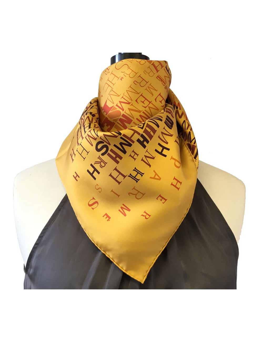 Carré HERMES "Cheval de Caractère" en soie ocre
