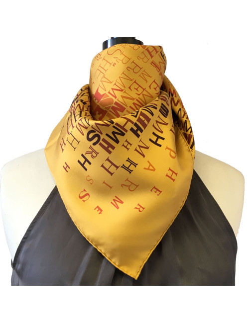 Carré HERMES "Cheval de Caractère" en soie ocre