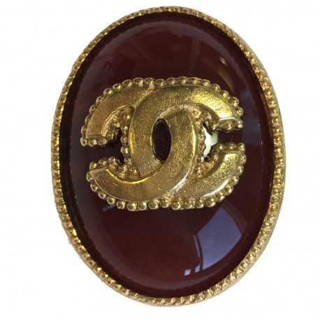 Broche CHANEL ovale en métal doré et pierre semi-précieuse de couleur ambre