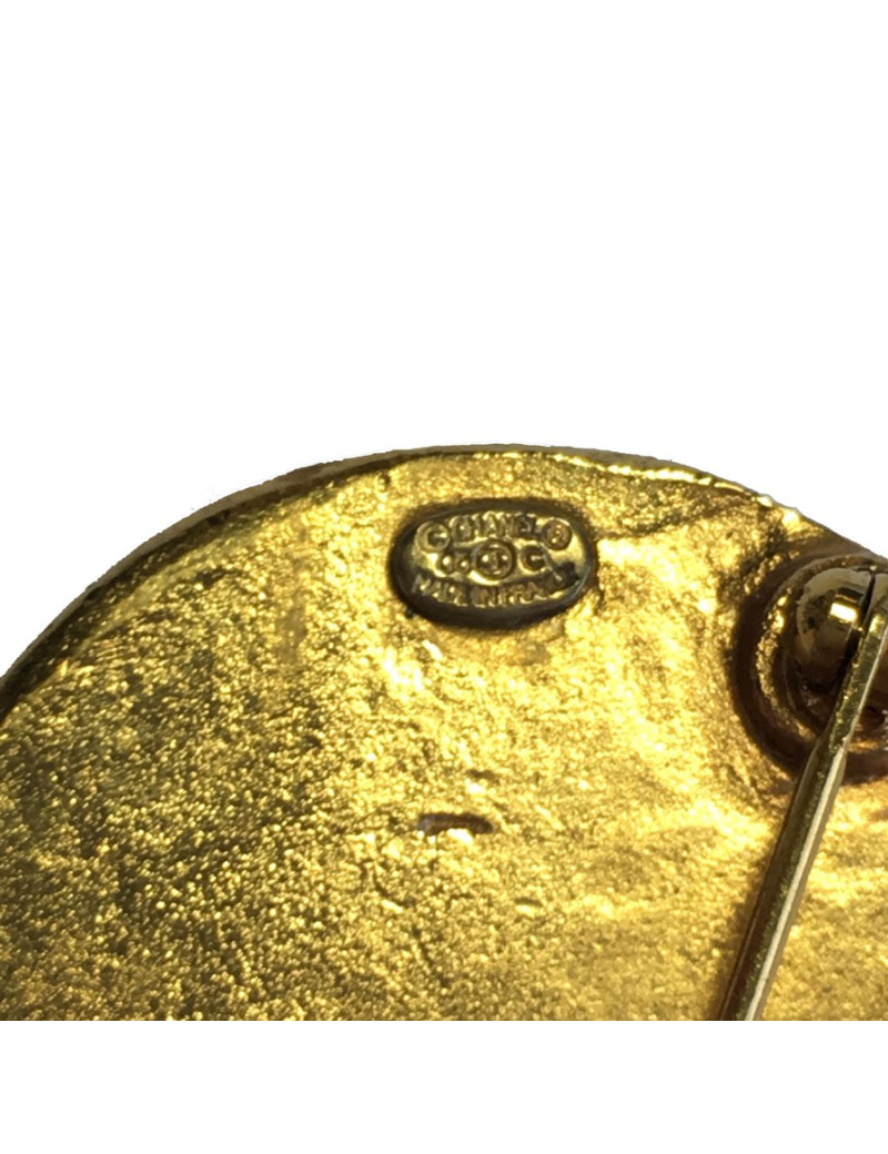 Broche CHANEL ovale en métal doré et pierre semi-précieuse de couleur ambre