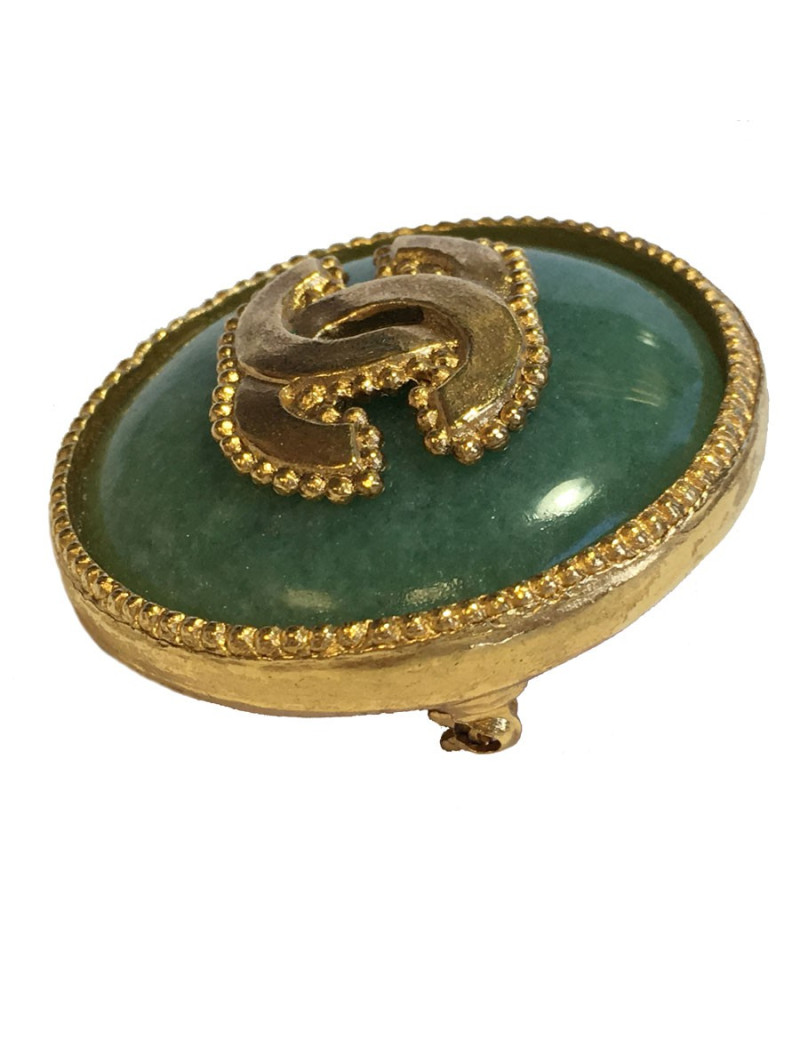 CHANEL round brooch in gilded metal and jade color semi precious stone