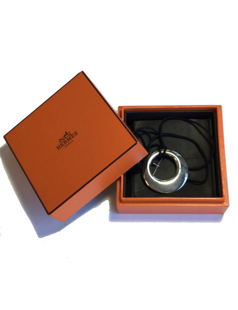Collier HERMES pendentif en argent et lien en tissu noir