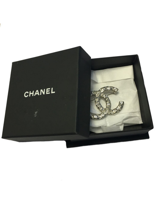 Broche CHANEL CC en métal argenté serti de strass