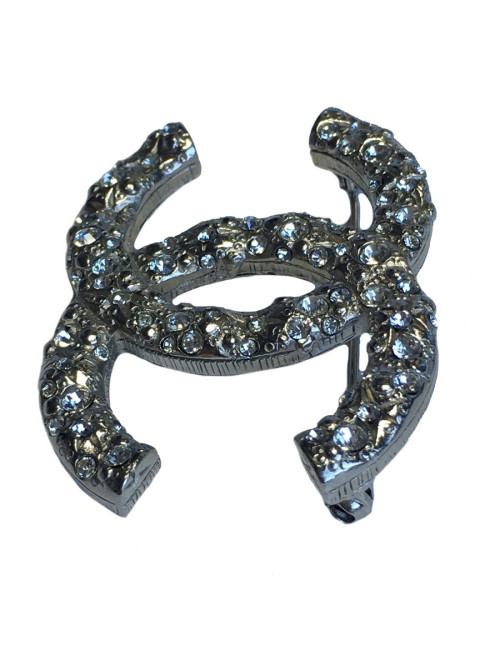 Broche CHANEL CC en métal argenté serti de strass
