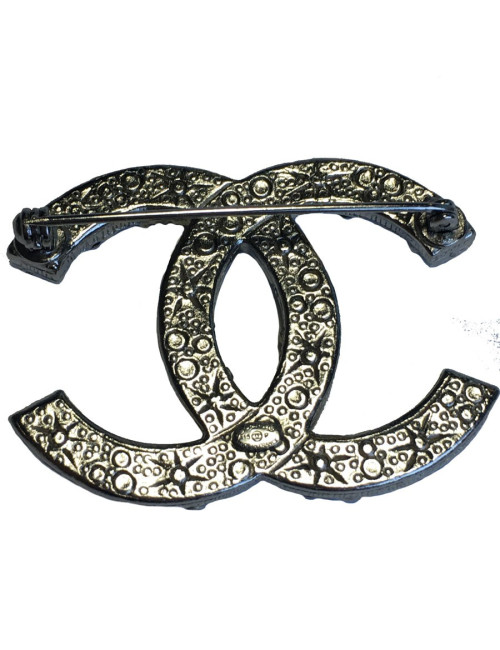 Broche CHANEL CC en métal argenté serti de strass