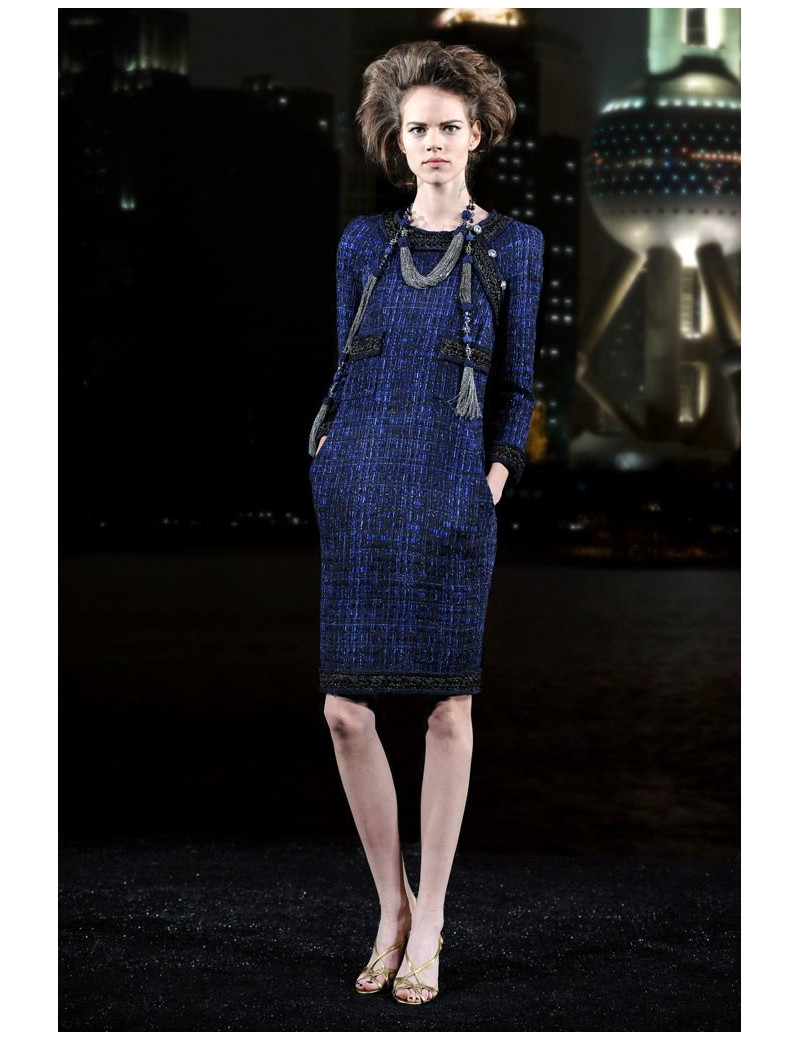 Robe CHANEL T38 "Paris-Shanghaï"en tweed bleu avec sa broche