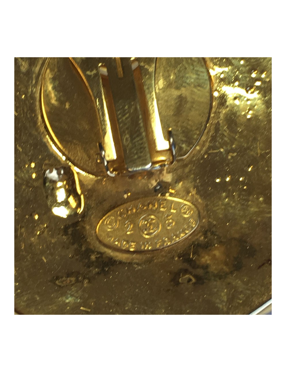 CHANEL Vintage Clip-on Earrings in Gilded Metal set with Pearls