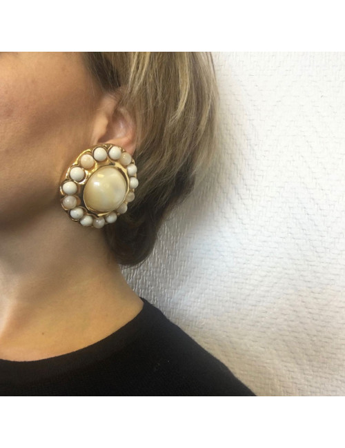 CHANEL Vintage Clip-on Earrings in Gilded Metal set with Pearls