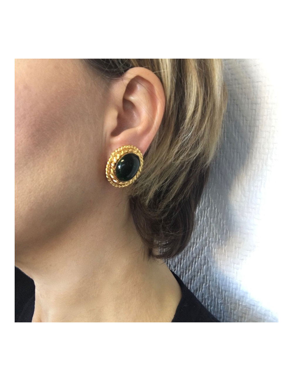 Boucles d'oreille clips CHANEL cabochon vert Vintage