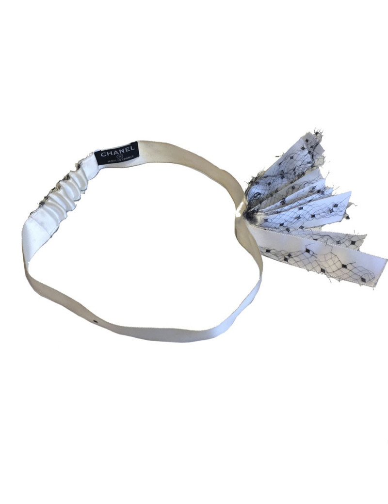 Serre-tête CHANEL en satin ivoire et voile résille noir