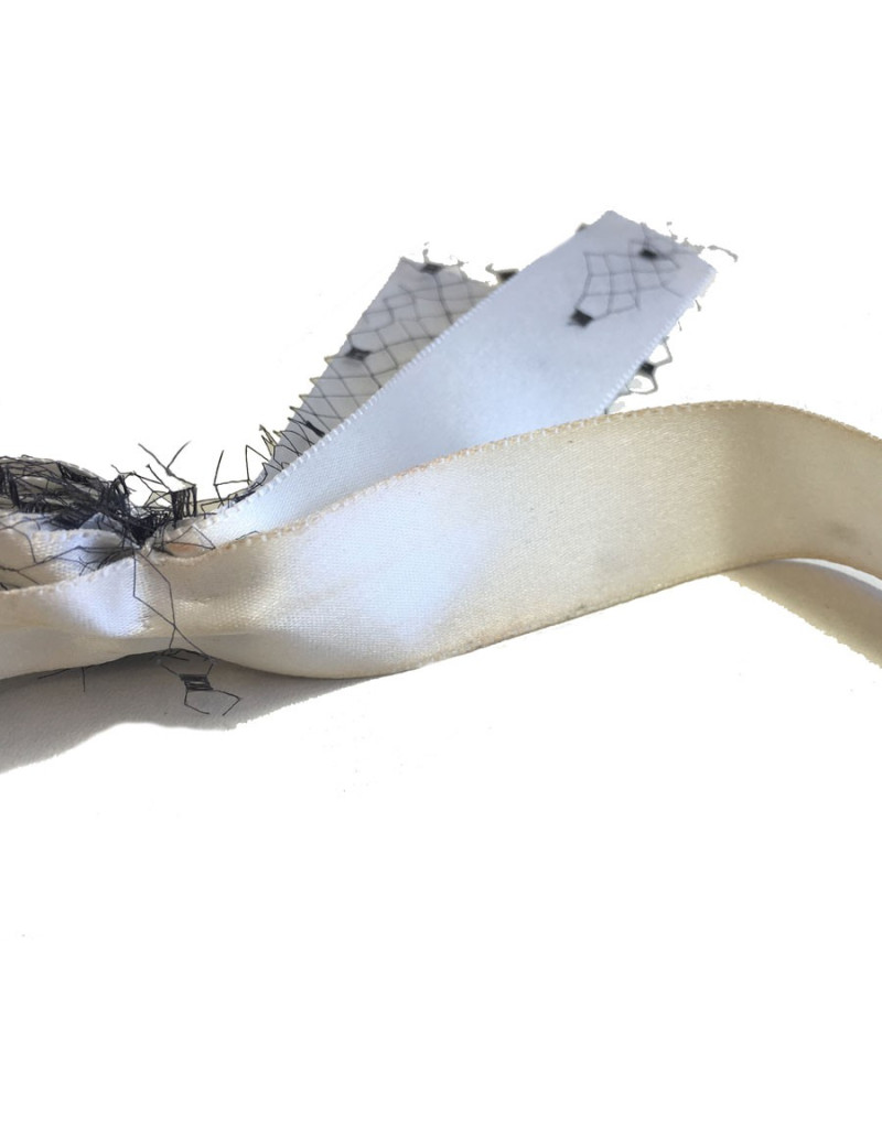 Headband CHANEL ivory satin and black FishNet