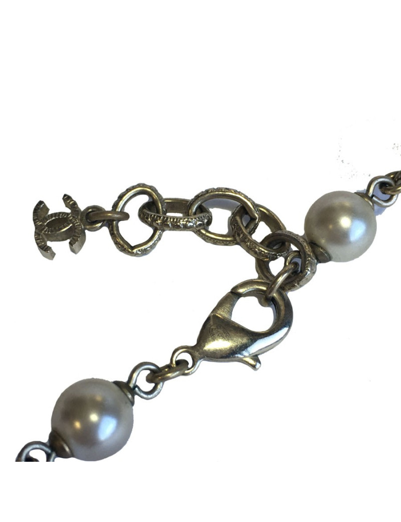 Sautoir CHANEL en perles nacrées et CC dorés