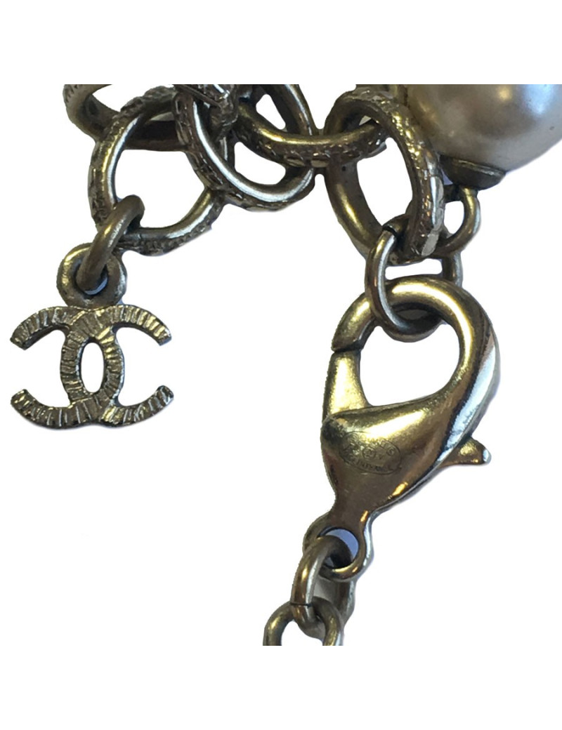 Sautoir CHANEL en perles nacrées et CC dorés
