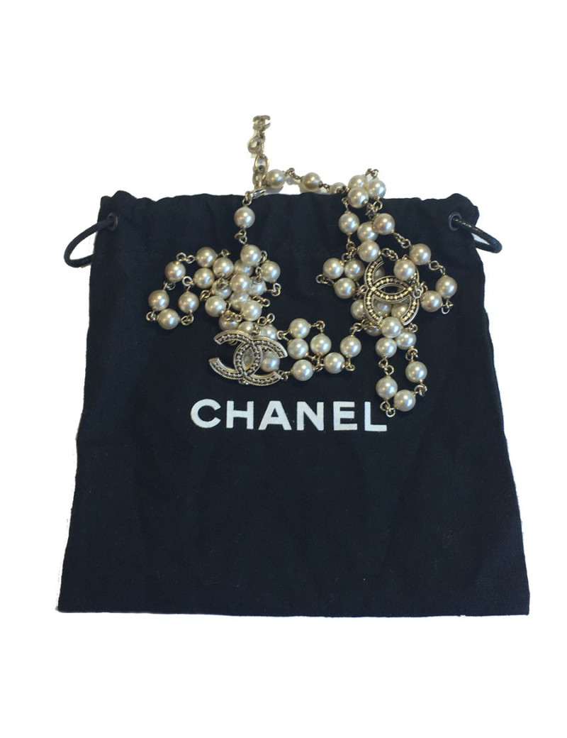 Sautoir CHANEL en perles nacrées et CC dorés