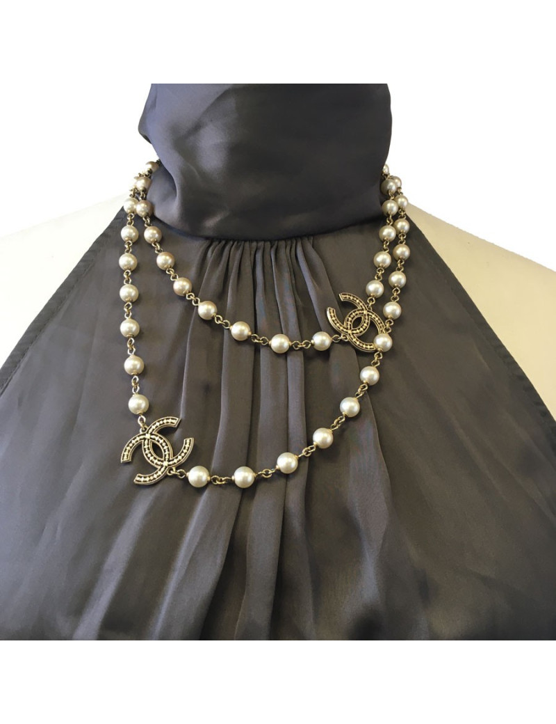 Sautoir CHANEL en perles nacrées et CC dorés