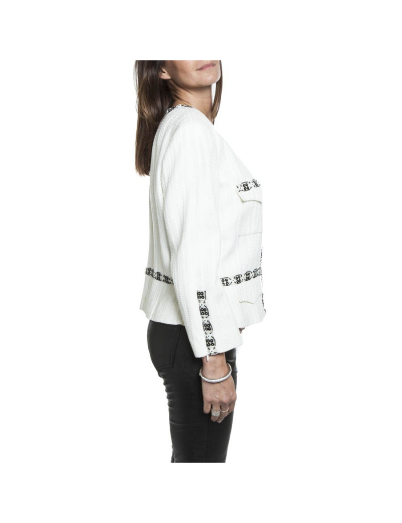 Veste CHANEL T 46 blanche avec liserés  en perles,  sequins  et boutons blancs nacrés