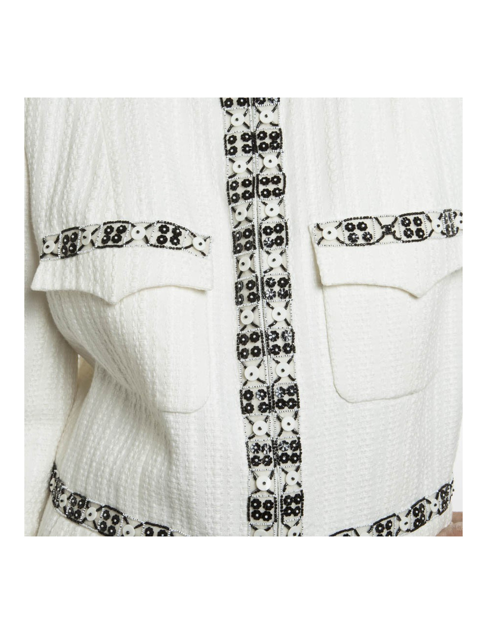 Veste CHANEL T 46 blanche avec liserets  en perles,  sequins  et boutons blancs nacrés