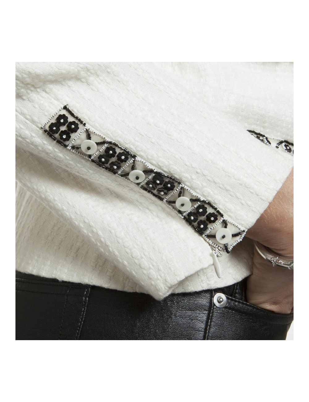 Veste CHANEL T 46 blanche avec liserés  en perles,  sequins  et boutons blancs nacrés