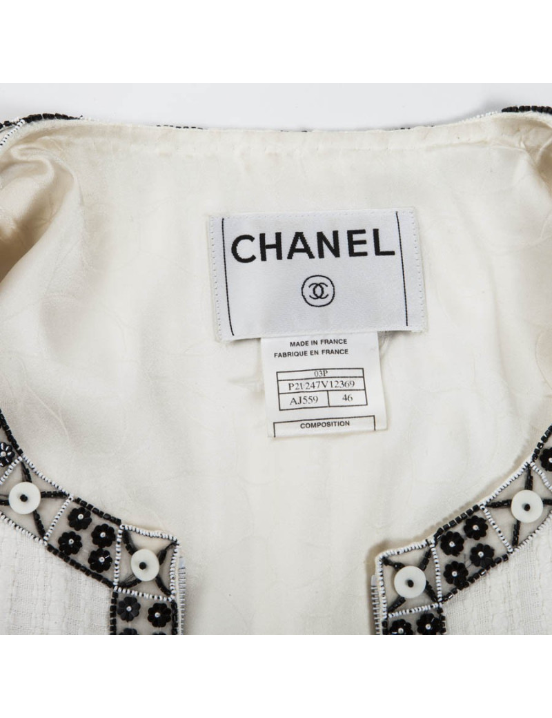 Veste CHANEL T 46 blanche avec liserés  en perles,  sequins  et boutons blancs nacrés