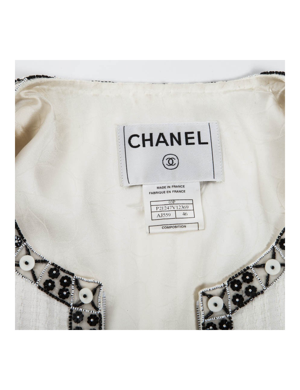 Veste CHANEL T 46 blanche avec liserets  en perles,  sequins  et boutons blancs nacrés