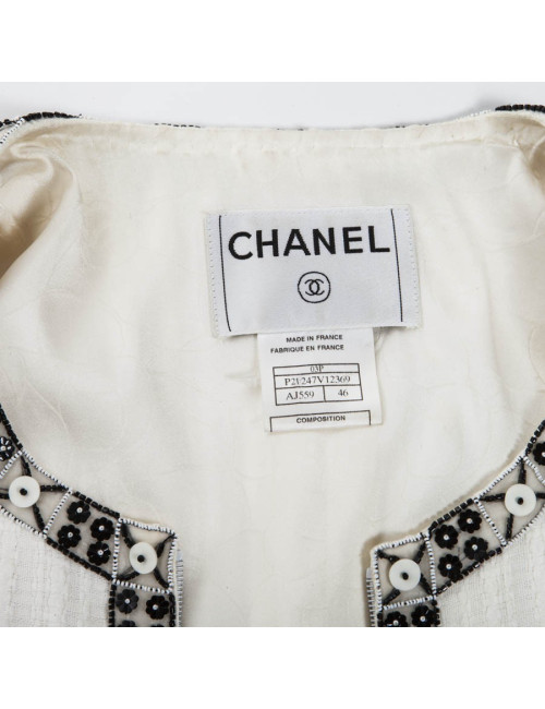 Veste CHANEL T 46 blanche avec liserets  en perles,  sequins  et boutons blancs nacrés