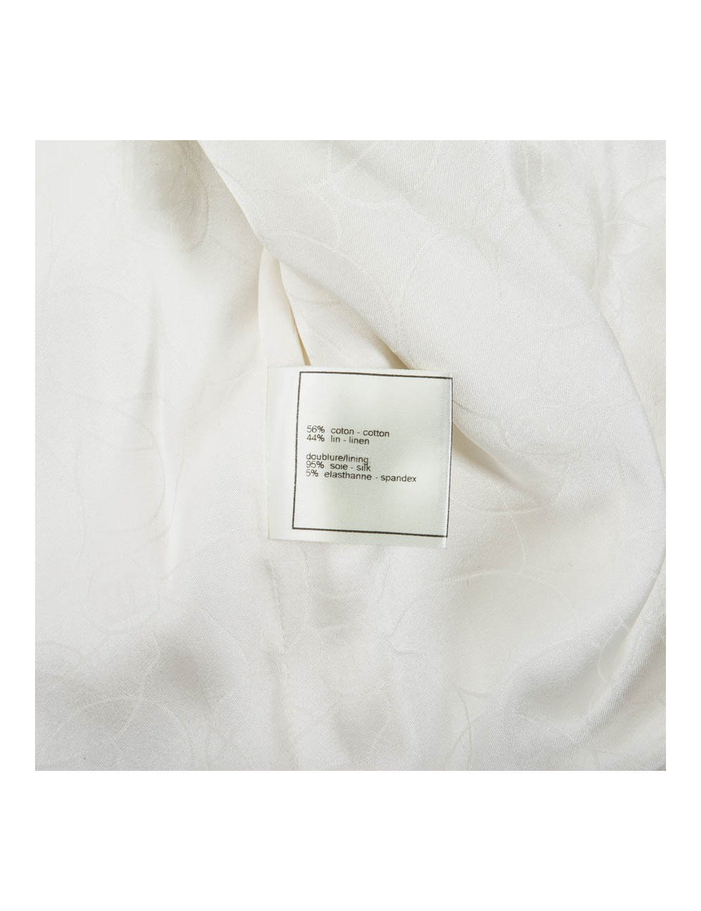 Veste CHANEL T 46 blanche avec liserets  en perles,  sequins  et boutons blancs nacrés