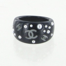 Black pearls ring and CC CHANEL