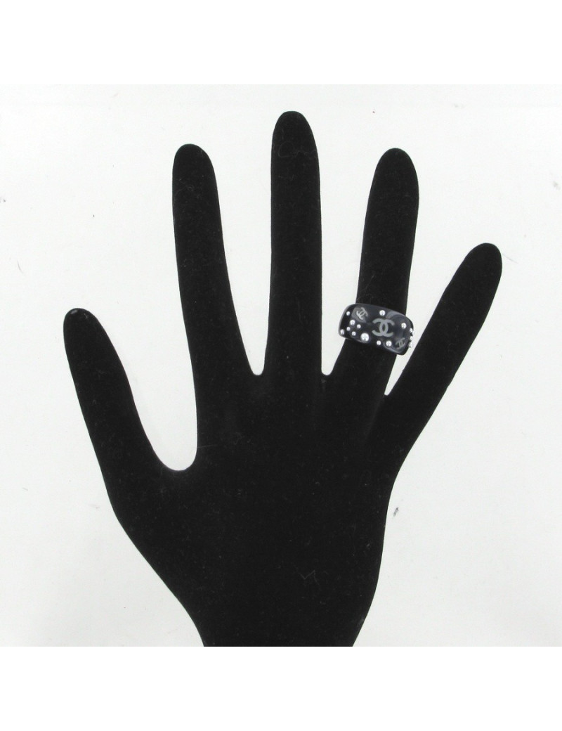 Bague noire perles et CC CHANEL