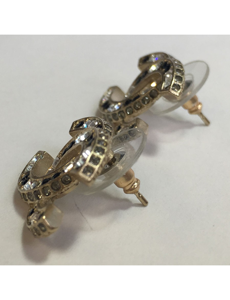 Boucles d'oreilles clous CHANEL CC en métal doré et strass noirs et blancs