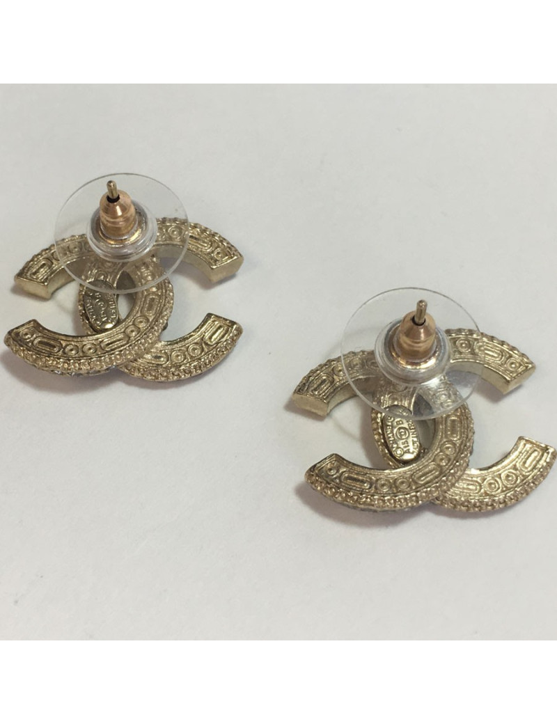vvv Boucles d'oreilles clous CHANEL CC en métal doré et strass noirs et blancs
