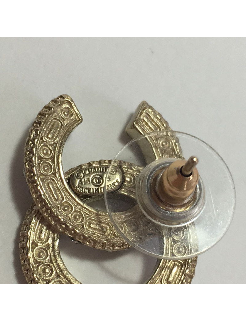 vvv Boucles d'oreilles clous CHANEL CC en métal doré et strass noirs et blancs