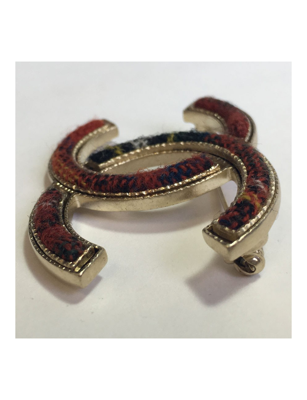CHANEL 'Paris-Edinburgh' CC brooch in gilt metal and tweed