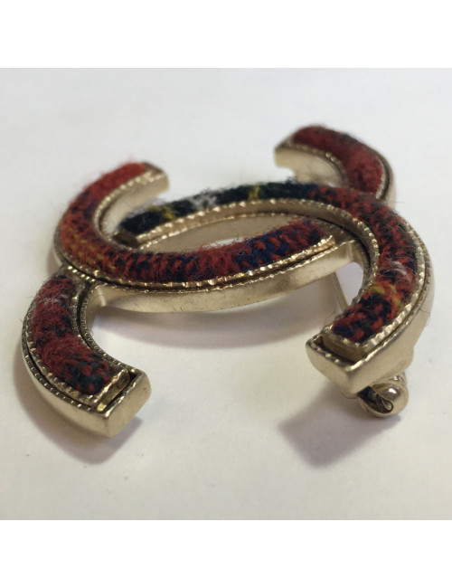 CHANEL 'Paris-Edinburgh' CC brooch in gilt metal and tweed