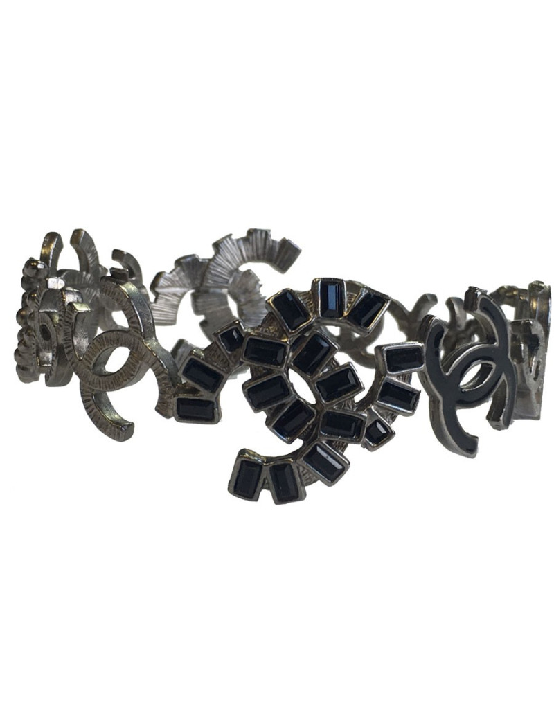 Bracelet CHANEL CC en métal ruthénium, strass et résine noirs